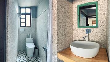 Signature Double Room, 1 King Bed, Non Smoking | Bathroom | Shower, rainfall showerhead, hair dryer, towels