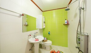 Suite (Lake) | Salle de bain | Douche, articles de toilette gratuits, sèche-cheveux