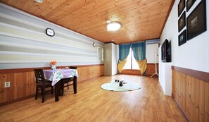 Room (Winter) | Free WiFi