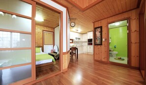 Suite (Lake) | Área de sala de estar | Televisión de pantalla plana