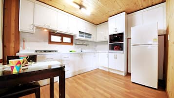 Suite (Lake) | Private kitchenette