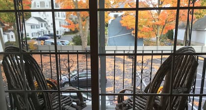Treetop Downtown Westboro 1/1 Condo Nest