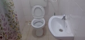 Shower, rainfall showerhead, free toiletries, slippers
