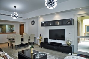 Flat-screen TV - Breathtaking 2BR Apt. in Palm Jumeirah (Dubai)