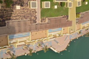 Exterior - Breathtaking 2BR Apt. in Palm Jumeirah (Dubai)