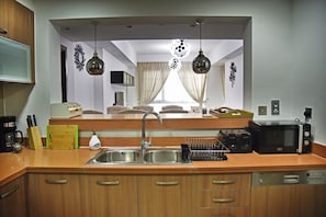 Apartment | Eigene Küche | Großer Kühlschrank, Mikrowelle, Ofen, Herdplatte