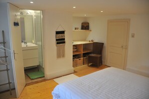 5 bedrooms, iron/ironing board, free WiFi, bed sheets