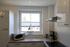 Køleskab, mikrobølgeovn, opvaskemaskine, kaffe-/temaskine