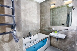 Private spa tub - Allurapart Plaza (Kyiv)