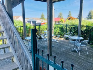 Outdoor dining - Pinehaven Motel (Nelson)