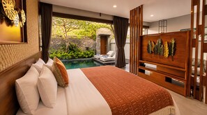 A bedroom with a bed, a view of a pool, and a wooden partition with decorative leaves. - Del Cielo Villa Seminyak (Keroboken Kelod)