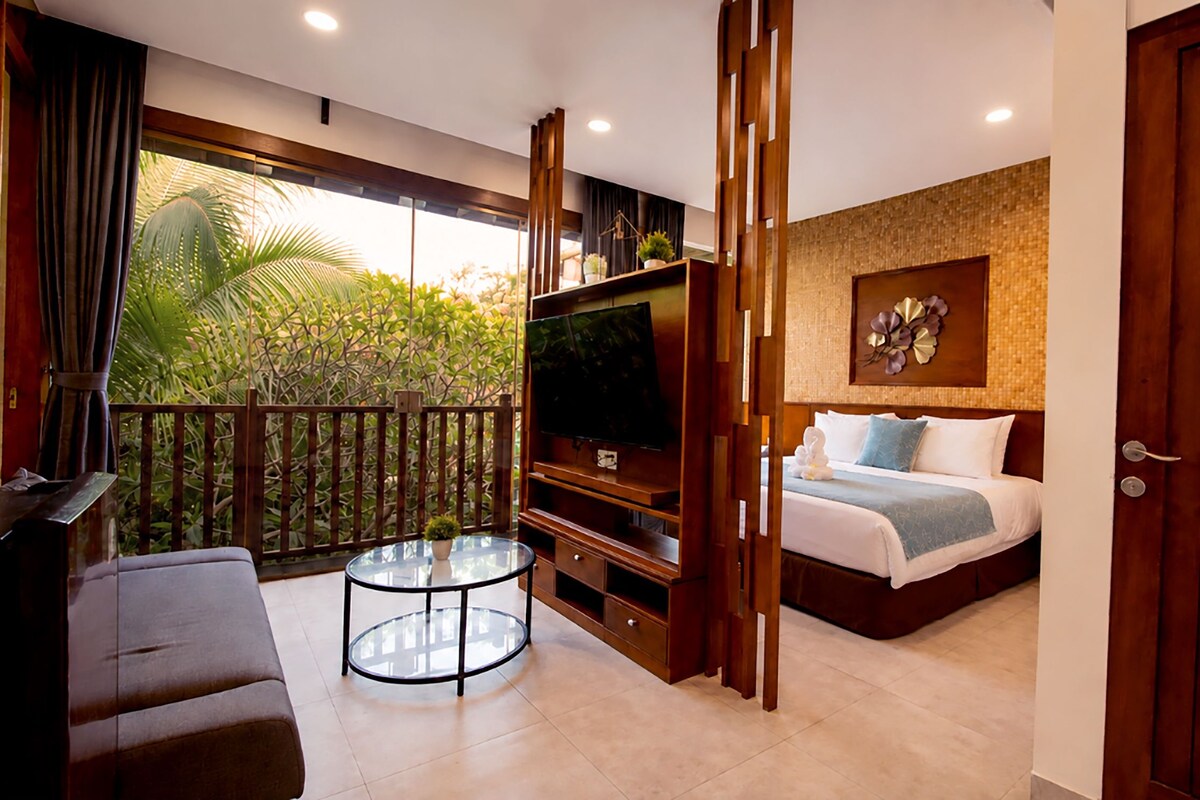 Suite, 1 Bedroom | Minibar, in-room safe, desk, blackout drapes