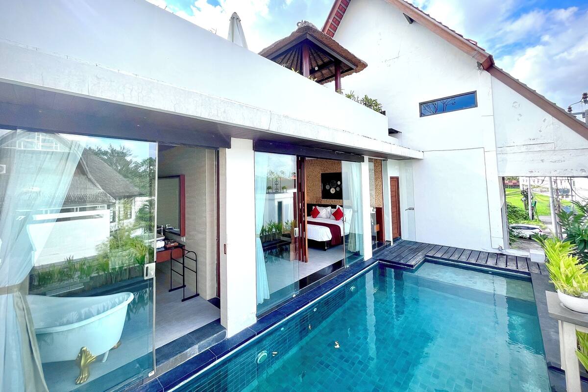 Minibar, in-room safe, desk, blackout curtains