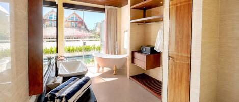 Un baño moderno con bañera, lavabo y cabina de ducha.