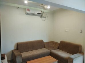 32-inch LED TV with cable channels, TV