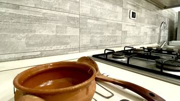Refrigerador, horno, placa de cocina, cafetera/tetera