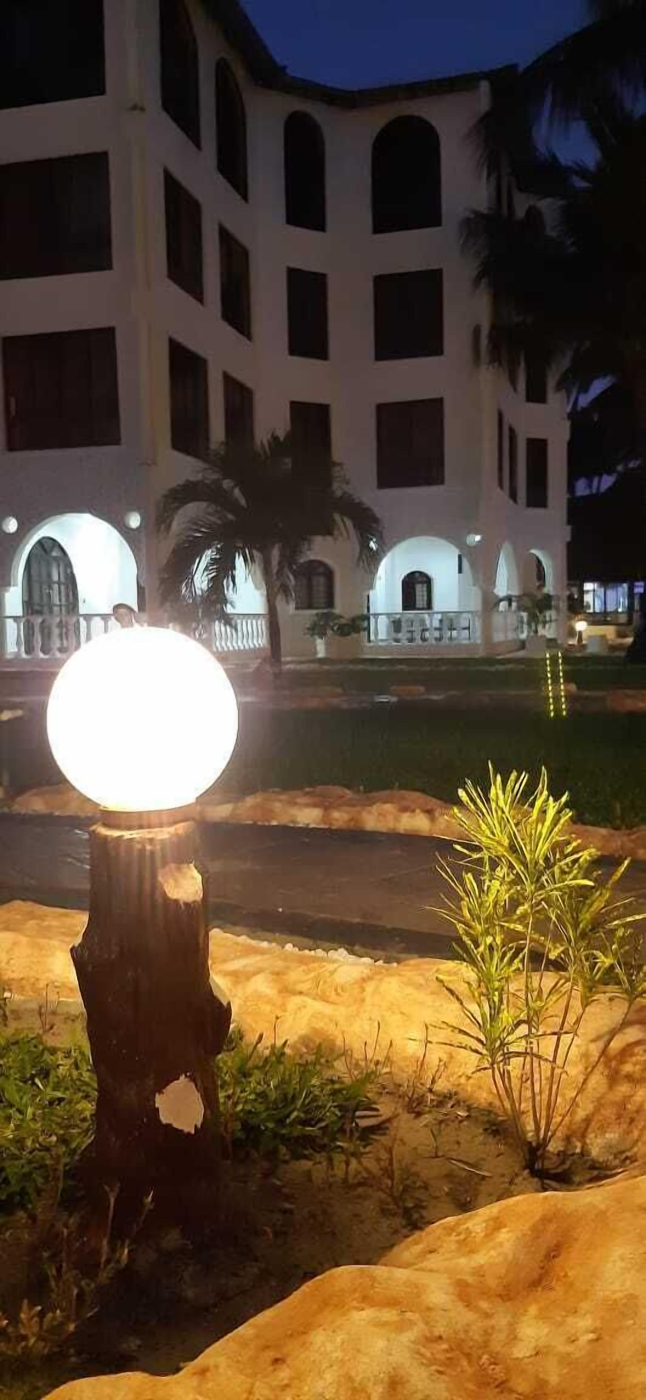 Um edifício com várias janelas e uma entrada bem iluminada.