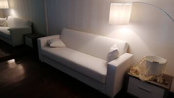 Alloggio Deluxe su due livelli, balcone (Levante) | Area soggiorno | TV a schermo piatto