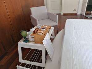 Dúplex Deluxe, balcón (Levante) | Minibar, caja de seguridad en la habitación y muebles diferentes 