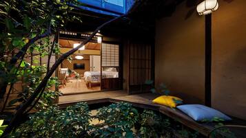 Quarto premium, para não fumantes (ROYA-1st floor) | Individualmente decorados, individualmente mobiliados, Wi-Fi de cortesia