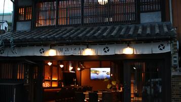 Fachada del alojamiento - Noche