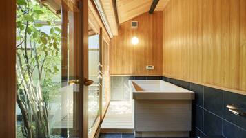 Habitación Premium, no fumadores (ROYA-1st floor) | Baño | Ducha y bañera combinadas y bañera profunda