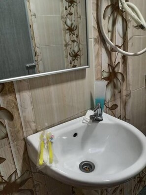 Family Quadruple Room | Bathroom | Shower, hair dryer, slippers, towels