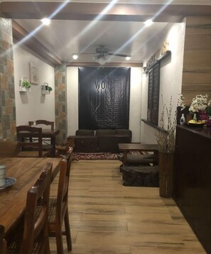 每日供应当地美食早餐（每人 PHP 50）