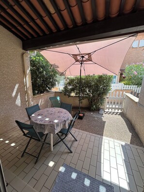 Outdoor dining - Pavilion T3 DRC secure residence near Richelieu beach (Agde)