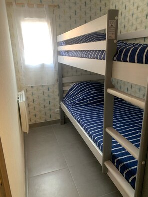 2 Schlafzimmer, Bügeleisen/Bügelbrett