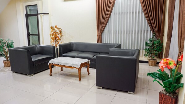 Lobby sitting area - OYO 1740 Tekmira Residence Supratman Syariah (Bandung)