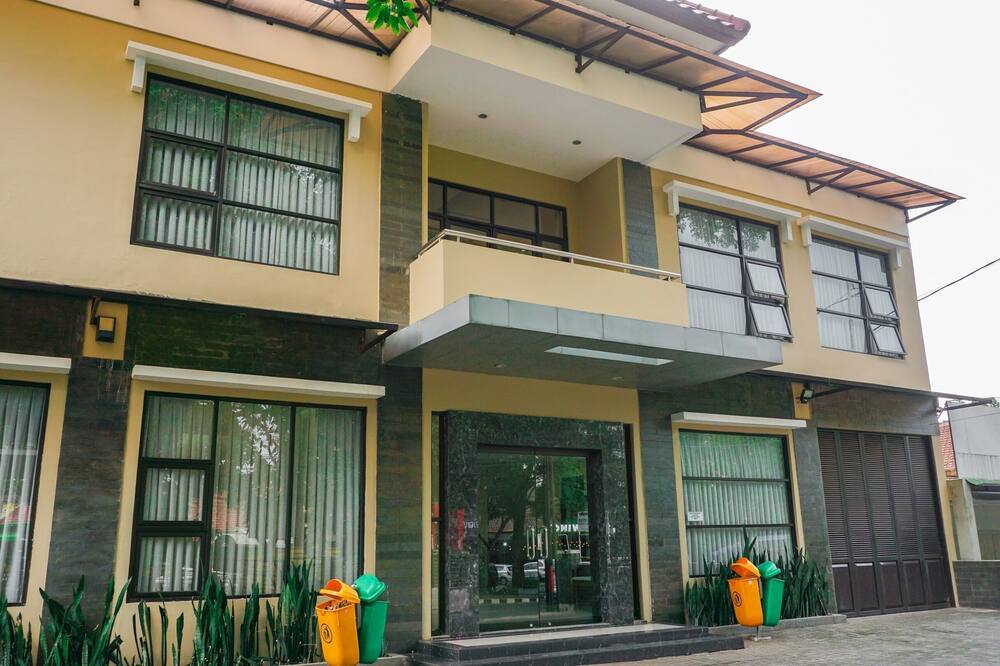 OYO 1740 Tekmira Residence Supratman Syariah