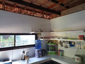 Täysikokoinen jääkaappi, liesi, riisinkeitin