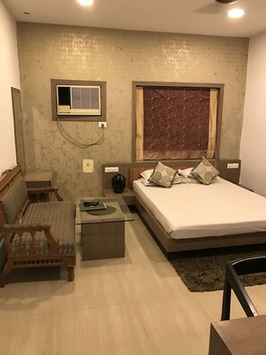 Deluxe Double or Twin Room | Free WiFi, bed sheets - Hotel Swagath (Kolkata)