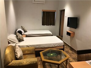 Deluxe Double or Twin Room | Free WiFi, bed sheets - Hotel Swagath (Kolkata)