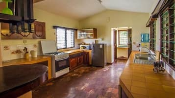 House, 4 Bedrooms | Private kitchen | Fridge, microwave, oven, stovetop