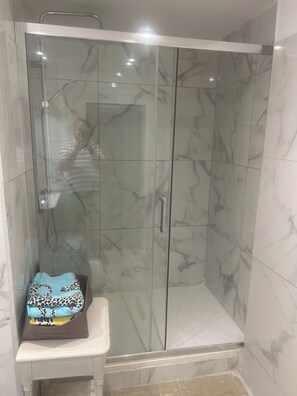 Douche, papier de toilette
