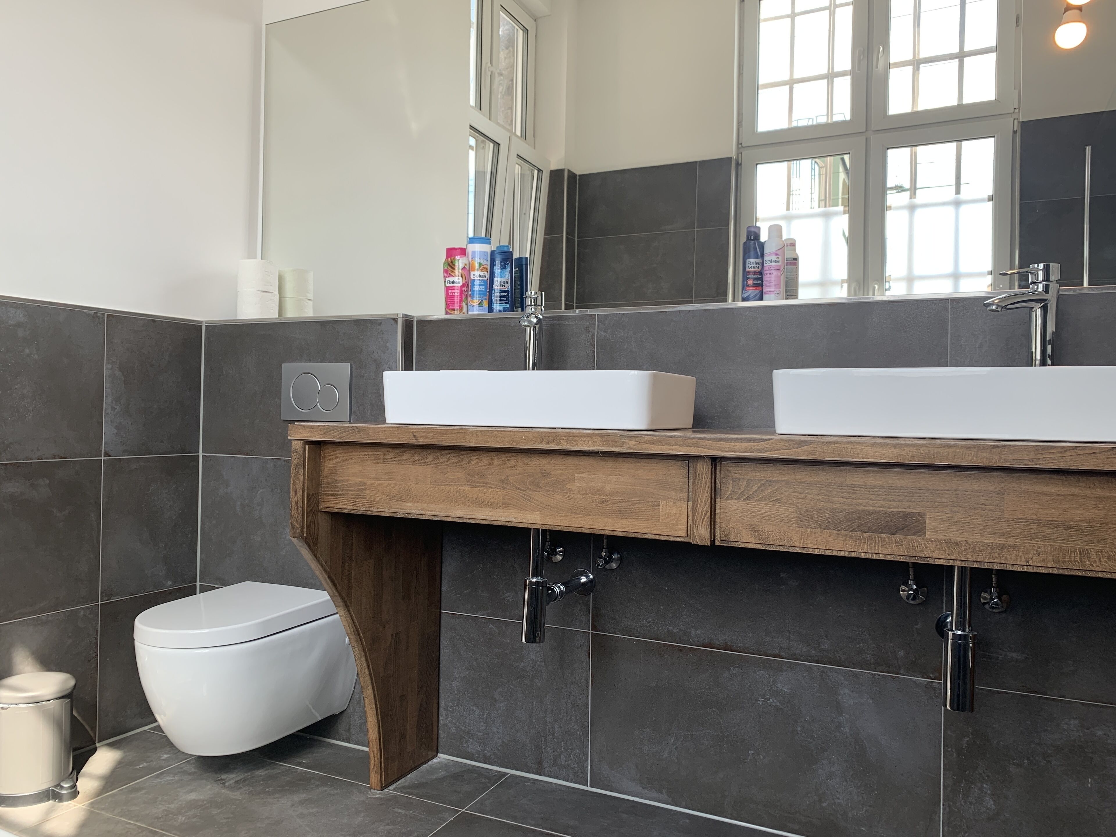 Shower, handuk, sabun, dan tisu toilet