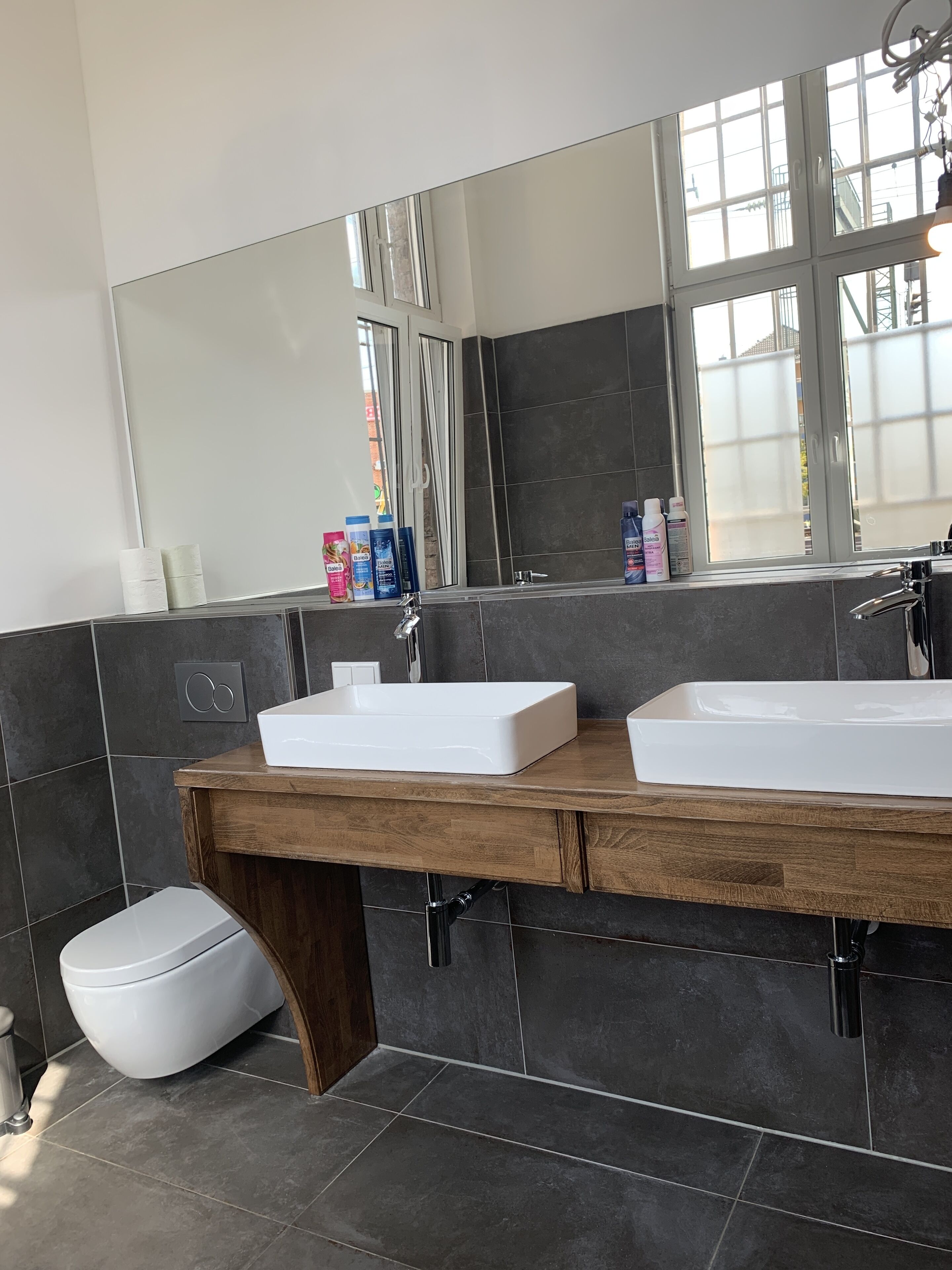 Shower, handuk, sabun, dan tisu toilet