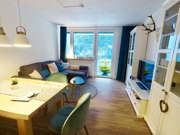 Appartement | Woonkamer | Een 120-cm ledtelevisie met kabelzenders en een televisie