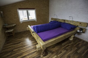 Quarto quádruplo, banheiro compartilhado | Roupa de cama