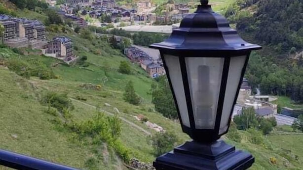 A view of a mountainous landscape with a village and a black lamp post in the foreground. - Hotel Ransol (Ransol)