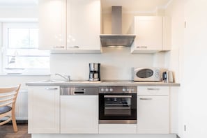 Køleskab, mikrobølgeovn, opvaskemaskine, kaffe-/temaskine