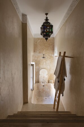 Luxury Studio Suite (Suite Hirondelles) | Bathroom | Rainfall showerhead, free toiletries, hair dryer, bathrobes
