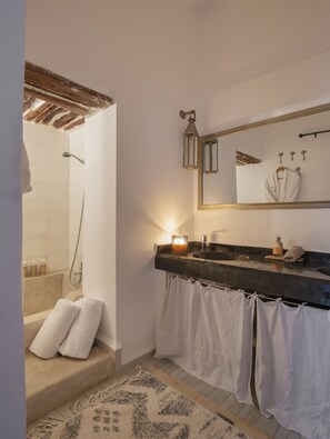 Suite Studio Luxe (Suite Bulbul) | Salle de bain