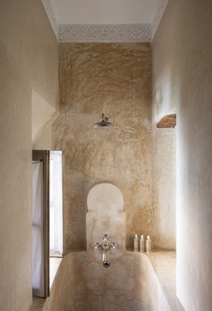Suite estudio de lujo (Suite Hirondelles) | Baño | Regadera tipo lluvia, amenidades de baño gratuitas, secadora de cabello
