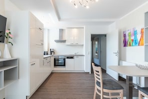 Køleskab, mikrobølgeovn, opvaskemaskine, kaffe-/temaskine