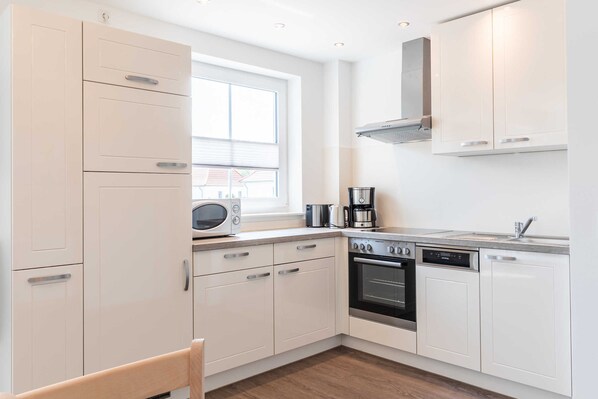 Køleskab, mikrobølgeovn, opvaskemaskine, kaffe-/temaskine