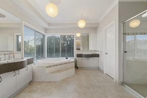 Bathroom - Waterview Estate - Free Wifi, Amazing Ocean Views (Inverloch)