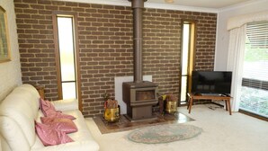 Unclassified image, 3 of 16, button - Anderson's Retreat - Free Wifi - PET Friendly (Inverloch)
